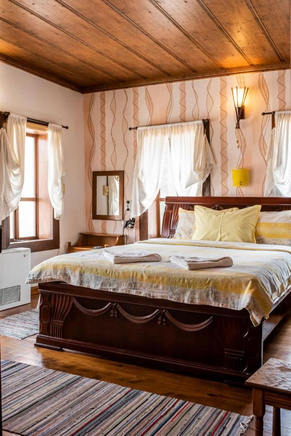 Kazasovata Guest House Trjavna Buitenkant foto