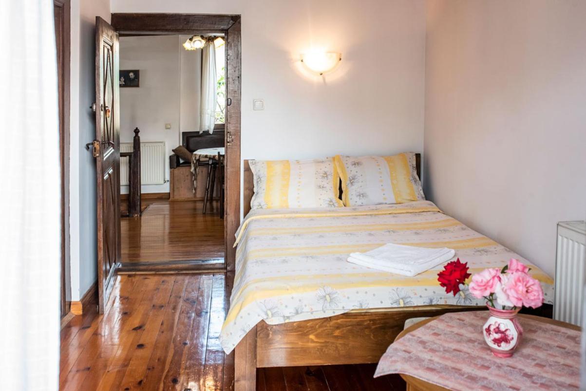 Kazasovata Guest House Trjavna Buitenkant foto