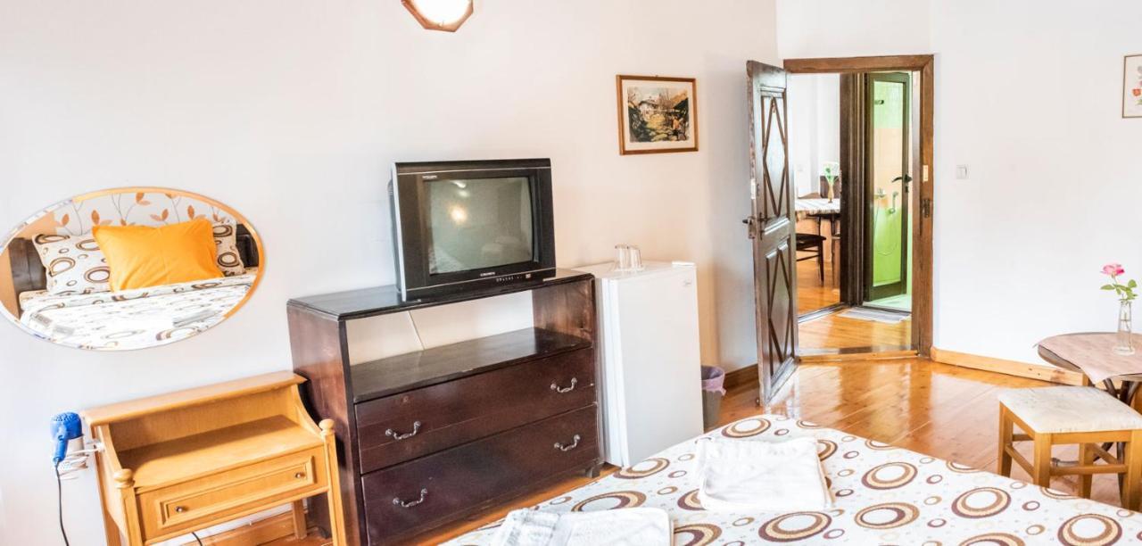 Kazasovata Guest House Trjavna Buitenkant foto