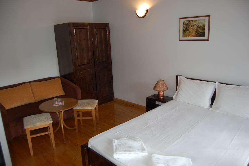 Kazasovata Guest House Trjavna Buitenkant foto