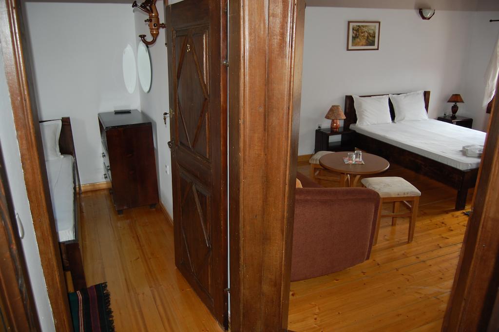 Kazasovata Guest House Trjavna Buitenkant foto