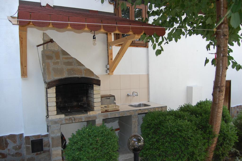 Kazasovata Guest House Trjavna Buitenkant foto