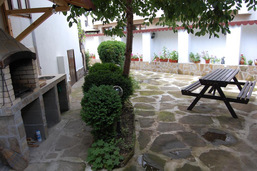 Kazasovata Guest House Trjavna Buitenkant foto